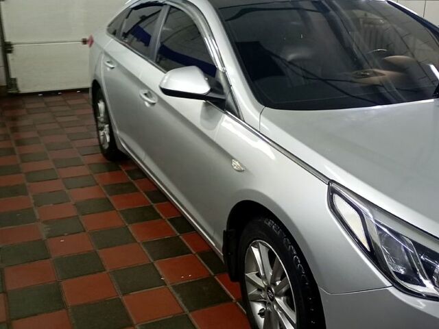 Серый Хендай Соната, объемом двигателя 2 л и пробегом 345 тыс. км за 10000 $, фото 4 на Automoto.ua