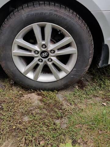 Сірий Хендай Соната, об'ємом двигуна 2 л та пробігом 186 тис. км за 10500 $, фото 1 на Automoto.ua