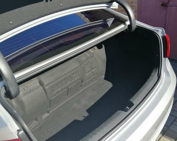 Сірий Хендай Соната, об'ємом двигуна 2 л та пробігом 335 тис. км за 9200 $, фото 8 на Automoto.ua