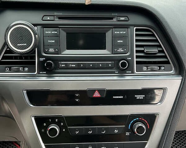 Сірий Хендай Соната, об'ємом двигуна 2.36 л та пробігом 170 тис. км за 9999 $, фото 18 на Automoto.ua