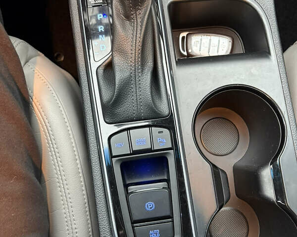 Сірий Хендай Соната, об'ємом двигуна 2 л та пробігом 200 тис. км за 13900 $, фото 25 на Automoto.ua