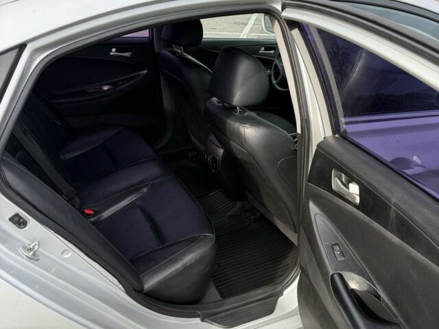 Серый Хендай Соната, объемом двигателя 2 л и пробегом 400 тыс. км за 5000 $, фото 4 на Automoto.ua