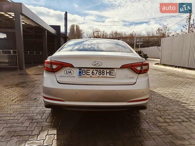 Серый Хендай Соната, объемом двигателя 2 л и пробегом 294 тыс. км за 9300 $, фото 6 на Automoto.ua