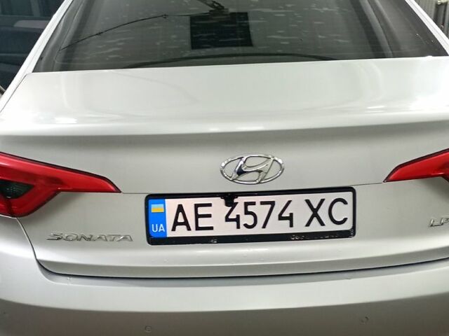 Серый Хендай Соната, объемом двигателя 2 л и пробегом 345 тыс. км за 10000 $, фото 1 на Automoto.ua