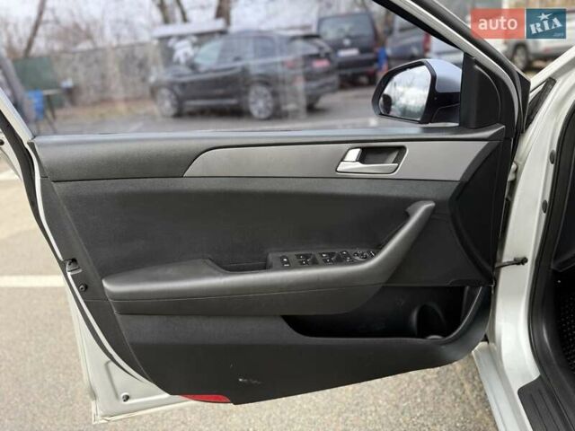 Сірий Хендай Соната, об'ємом двигуна 2 л та пробігом 275 тис. км за 8400 $, фото 16 на Automoto.ua