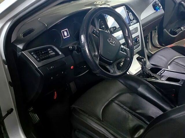 Серый Хендай Соната, объемом двигателя 2 л и пробегом 345 тыс. км за 10000 $, фото 5 на Automoto.ua