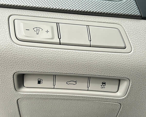 Сірий Хендай Соната, об'ємом двигуна 2.36 л та пробігом 170 тис. км за 9999 $, фото 23 на Automoto.ua