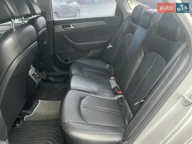 Серый Хендай Соната, объемом двигателя 2 л и пробегом 266 тыс. км за 8750 $, фото 9 на Automoto.ua