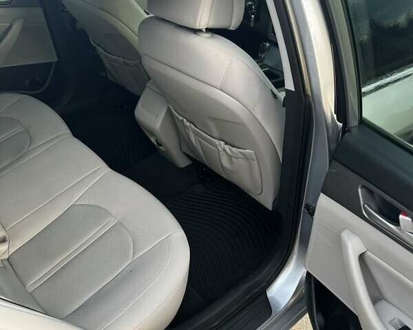 Сірий Хендай Соната, об'ємом двигуна 2.4 л та пробігом 184 тис. км за 10700 $, фото 9 на Automoto.ua