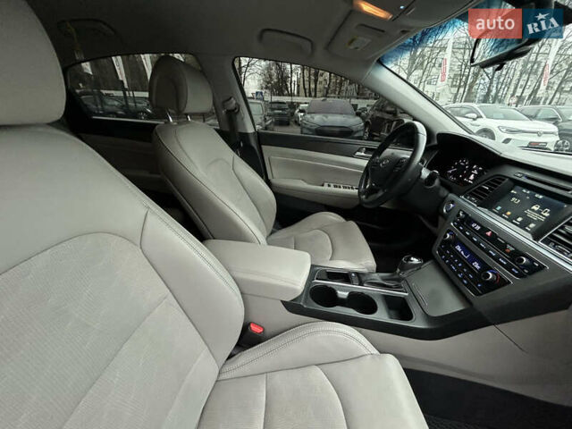 Серый Хендай Соната, объемом двигателя 2.36 л и пробегом 110 тыс. км за 9999 $, фото 31 на Automoto.ua