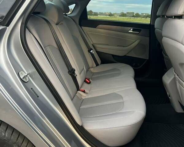 Сірий Хендай Соната, об'ємом двигуна 2.4 л та пробігом 184 тис. км за 10700 $, фото 17 на Automoto.ua