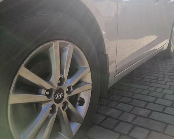 Сірий Хендай Соната, об'ємом двигуна 2 л та пробігом 335 тис. км за 9200 $, фото 9 на Automoto.ua