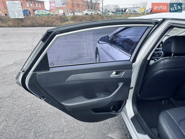 Сірий Хендай Соната, об'ємом двигуна 2 л та пробігом 169 тис. км за 11300 $, фото 5 на Automoto.ua