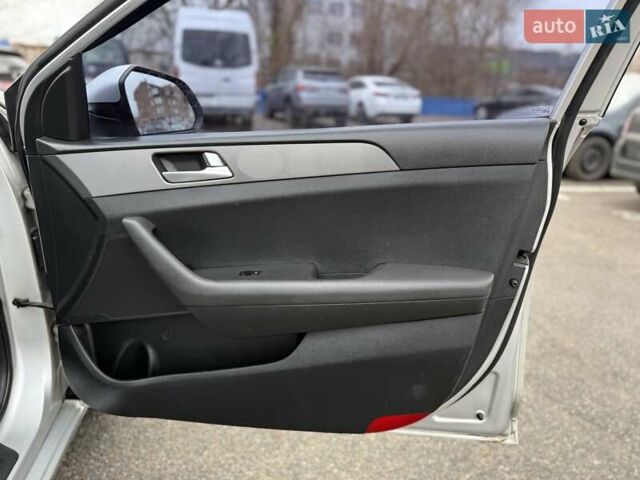 Сірий Хендай Соната, об'ємом двигуна 2 л та пробігом 275 тис. км за 8400 $, фото 21 на Automoto.ua