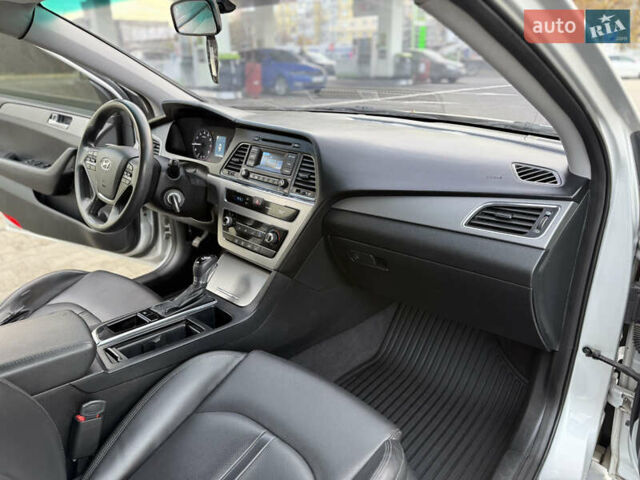 Серый Хендай Соната, объемом двигателя 2 л и пробегом 320 тыс. км за 7999 $, фото 6 на Automoto.ua