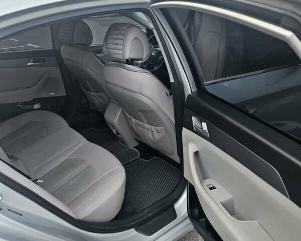 Сірий Хендай Соната, об'ємом двигуна 2.36 л та пробігом 220 тис. км за 8999 $, фото 17 на Automoto.ua