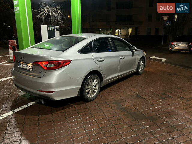 Серый Хендай Соната, объемом двигателя 2 л и пробегом 504 тыс. км за 6999 $, фото 4 на Automoto.ua