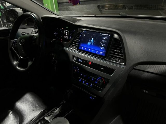 Серый Хендай Соната, объемом двигателя 2 л и пробегом 502 тыс. км за 6999 $, фото 6 на Automoto.ua