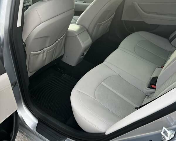 Сірий Хендай Соната, об'ємом двигуна 2.4 л та пробігом 184 тис. км за 10700 $, фото 4 на Automoto.ua