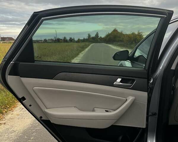 Сірий Хендай Соната, об'ємом двигуна 2.4 л та пробігом 184 тис. км за 10700 $, фото 6 на Automoto.ua