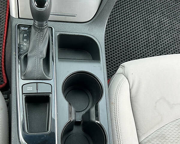 Сірий Хендай Соната, об'ємом двигуна 2.36 л та пробігом 170 тис. км за 9999 $, фото 17 на Automoto.ua