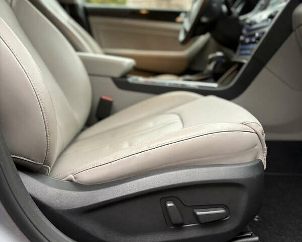 Сірий Хендай Соната, об'ємом двигуна 2 л та пробігом 200 тис. км за 13900 $, фото 12 на Automoto.ua