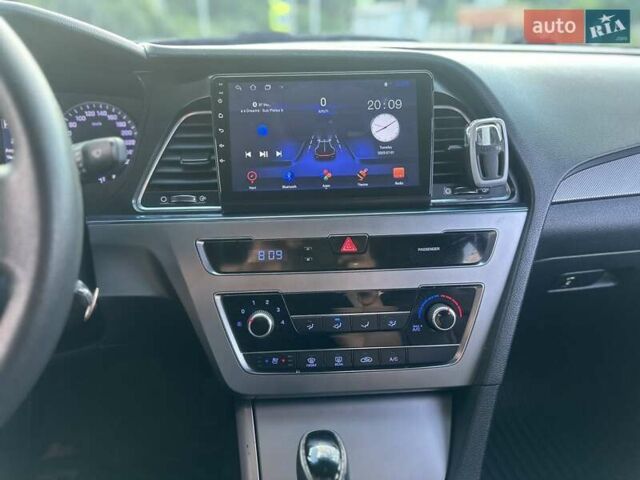 Серый Хендай Соната, объемом двигателя 2 л и пробегом 332 тыс. км за 8700 $, фото 6 на Automoto.ua