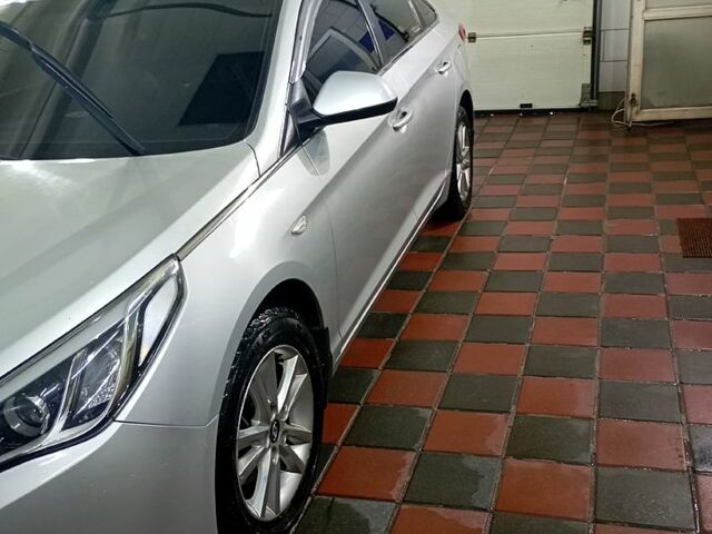 Серый Хендай Соната, объемом двигателя 2 л и пробегом 345 тыс. км за 10000 $, фото 3 на Automoto.ua