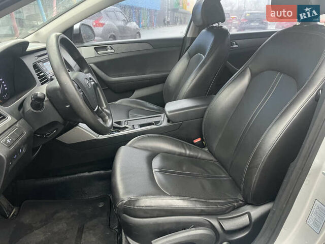 Серый Хендай Соната, объемом двигателя 2 л и пробегом 266 тыс. км за 8750 $, фото 6 на Automoto.ua