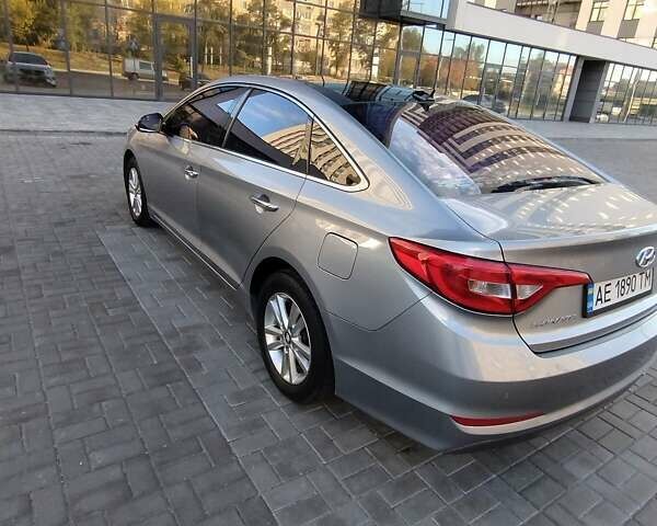 Серый Хендай Соната, объемом двигателя 2 л и пробегом 241 тыс. км за 12000 $, фото 9 на Automoto.ua