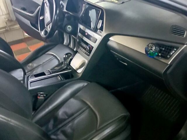 Серый Хендай Соната, объемом двигателя 2 л и пробегом 345 тыс. км за 10000 $, фото 6 на Automoto.ua