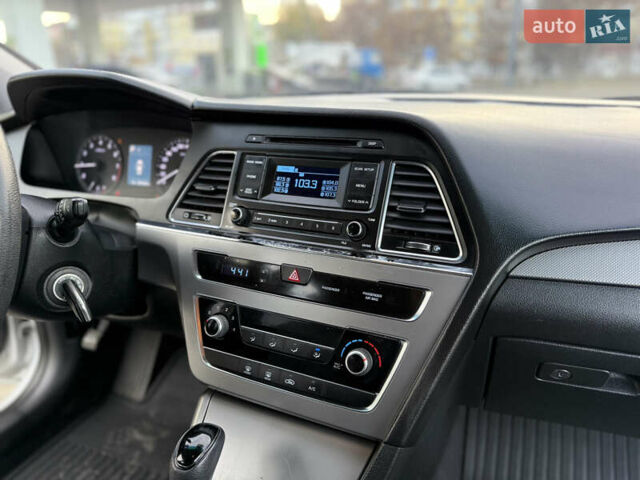 Серый Хендай Соната, объемом двигателя 2 л и пробегом 320 тыс. км за 7999 $, фото 7 на Automoto.ua