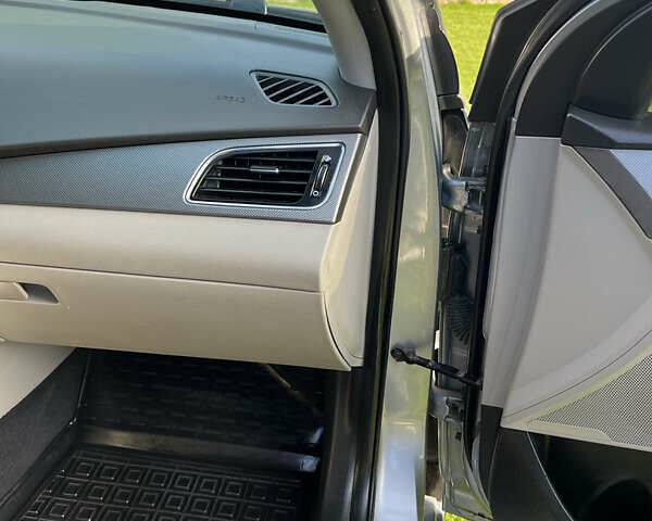 Серый Хендай Соната, объемом двигателя 2.36 л и пробегом 174 тыс. км за 10600 $, фото 31 на Automoto.ua