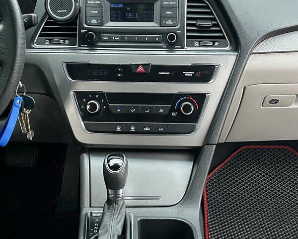 Сірий Хендай Соната, об'ємом двигуна 2.36 л та пробігом 170 тис. км за 9999 $, фото 15 на Automoto.ua