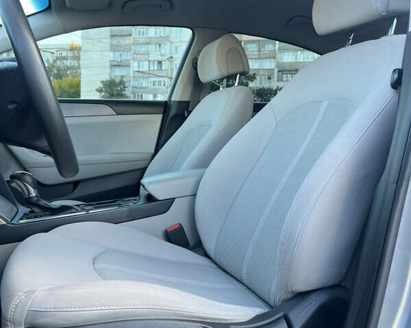 Сірий Хендай Соната, об'ємом двигуна 2.36 л та пробігом 122 тис. км за 10499 $, фото 16 на Automoto.ua