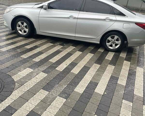 Сірий Хендай Соната, об'ємом двигуна 2 л та пробігом 195 тис. км за 7200 $, фото 2 на Automoto.ua