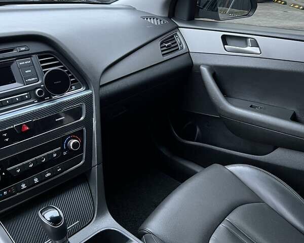 Серый Хендай Соната, объемом двигателя 2 л и пробегом 405 тыс. км за 7999 $, фото 10 на Automoto.ua