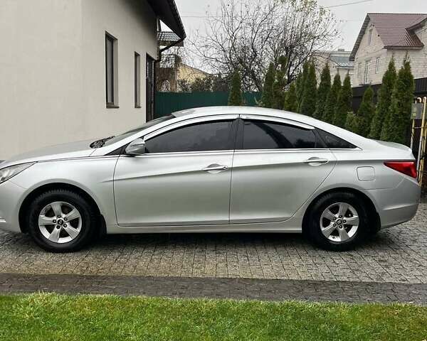 Серый Хендай Соната, объемом двигателя 2 л и пробегом 240 тыс. км за 8100 $, фото 1 на Automoto.ua