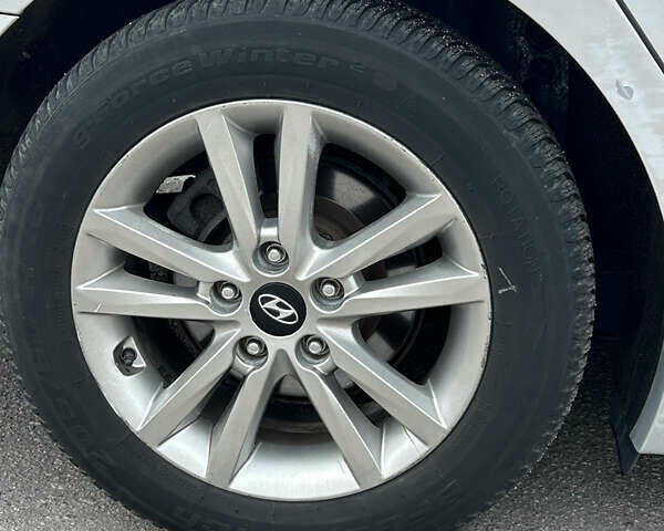 Сірий Хендай Соната, об'ємом двигуна 2.36 л та пробігом 170 тис. км за 9999 $, фото 30 на Automoto.ua