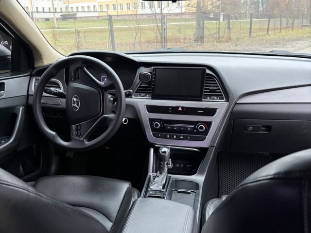 Сірий Хендай Соната, об'ємом двигуна 2 л та пробігом 385 тис. км за 9000 $, фото 5 на Automoto.ua