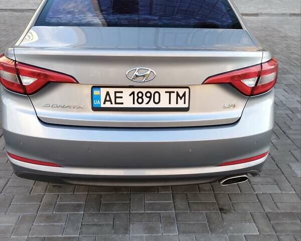 Серый Хендай Соната, объемом двигателя 2 л и пробегом 241 тыс. км за 12000 $, фото 4 на Automoto.ua