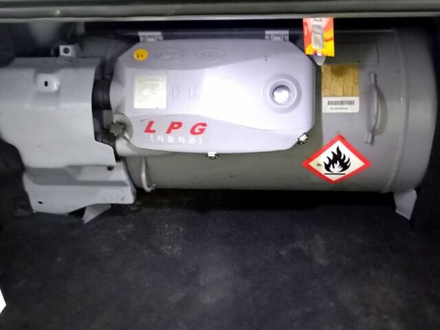 Серый Хендай Соната, объемом двигателя 2 л и пробегом 345 тыс. км за 10000 $, фото 7 на Automoto.ua