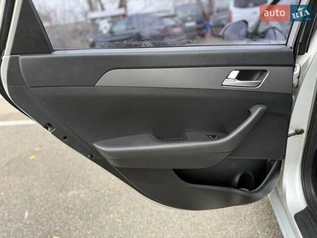 Сірий Хендай Соната, об'ємом двигуна 2 л та пробігом 275 тис. км за 8400 $, фото 25 на Automoto.ua