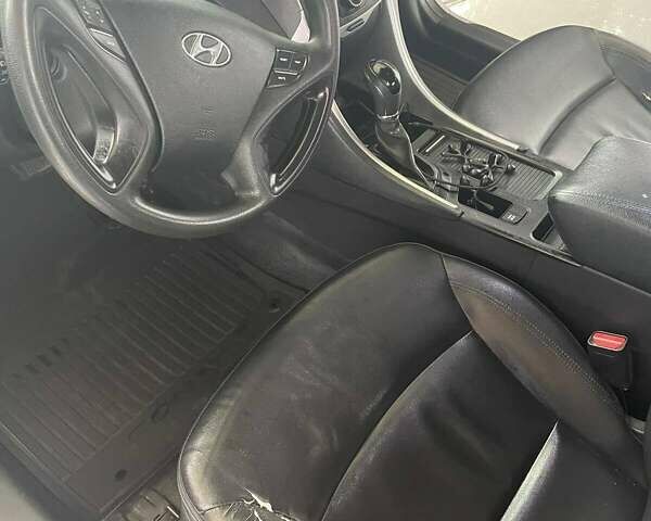 Сірий Хендай Соната, об'ємом двигуна 2 л та пробігом 195 тис. км за 7200 $, фото 4 на Automoto.ua