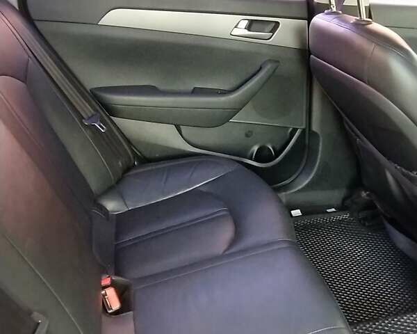 Серый Хендай Соната, объемом двигателя 2 л и пробегом 241 тыс. км за 12000 $, фото 13 на Automoto.ua