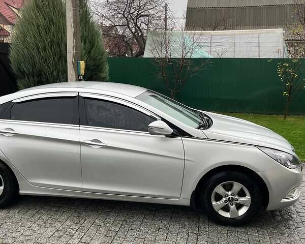 Серый Хендай Соната, объемом двигателя 2 л и пробегом 240 тыс. км за 8100 $, фото 2 на Automoto.ua