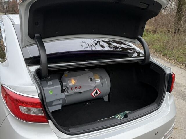 Сірий Хендай Соната, об'ємом двигуна 2 л та пробігом 385 тис. км за 9000 $, фото 4 на Automoto.ua