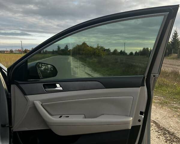 Сірий Хендай Соната, об'ємом двигуна 2.4 л та пробігом 184 тис. км за 10700 $, фото 7 на Automoto.ua