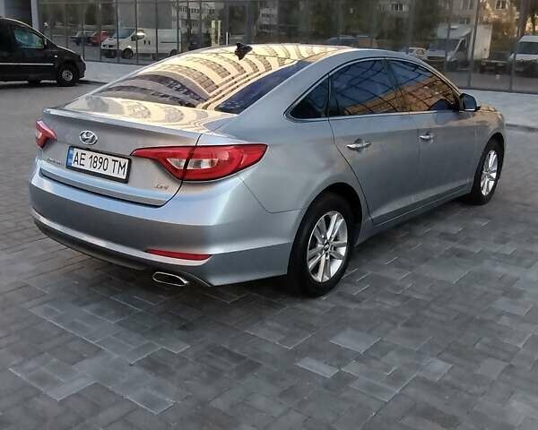 Серый Хендай Соната, объемом двигателя 2 л и пробегом 241 тыс. км за 12000 $, фото 2 на Automoto.ua