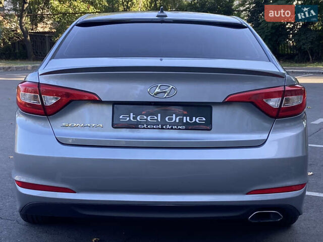 Серый Хендай Соната, объемом двигателя 2.36 л и пробегом 178 тыс. км за 11599 $, фото 5 на Automoto.ua